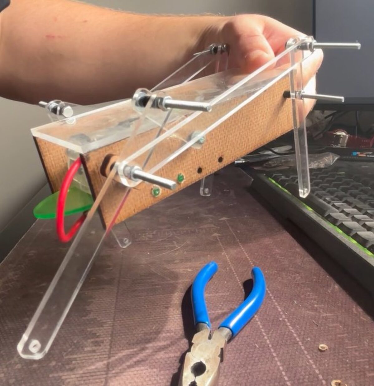 Walking robot side view showing linkage
